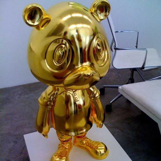 kanye-west-takashi-murakami-gold-bear-sculpture